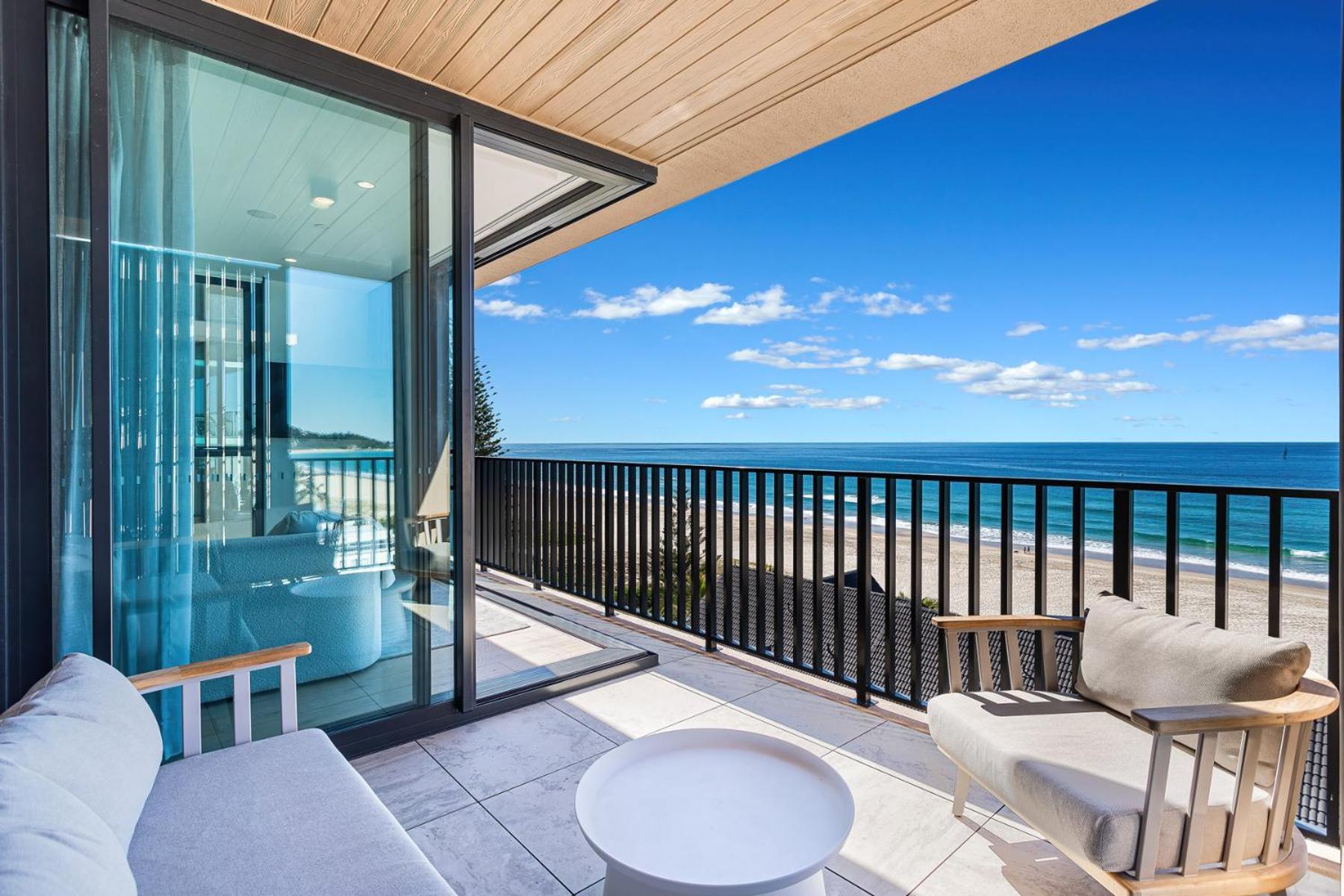 Three Bedroom Beachfront Apartment Gold Coast