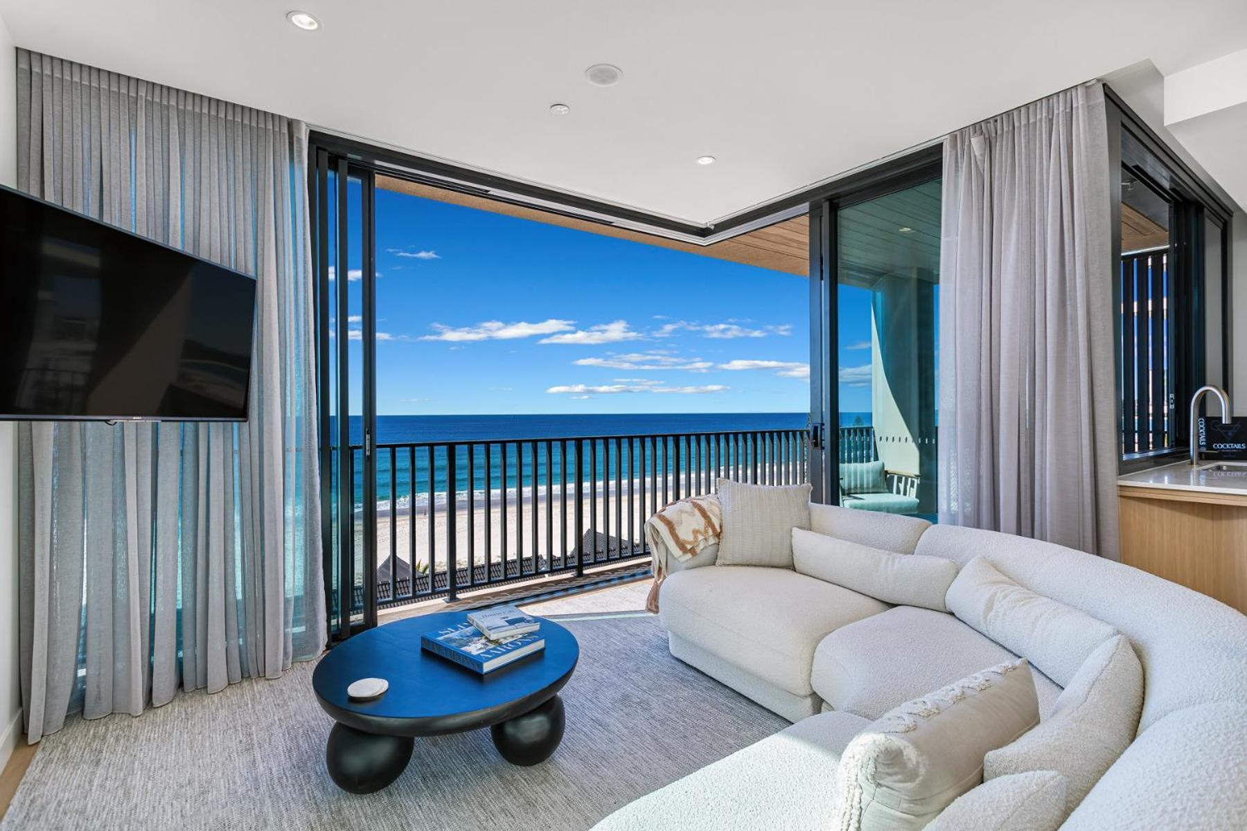 Three Bedroom Beachfront * Gold Coast